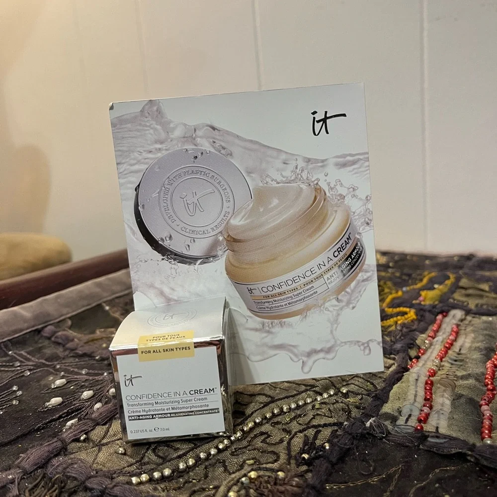 IT Cosmetics Confidence in a Cream Travel Sample Size 0.237 oz